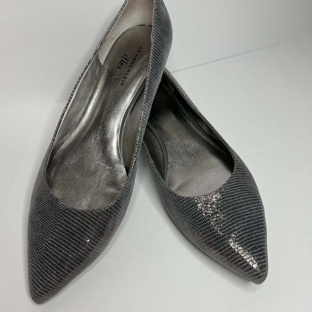 Anne Klein AKPEACH gray/silver leather kitten heels 11B